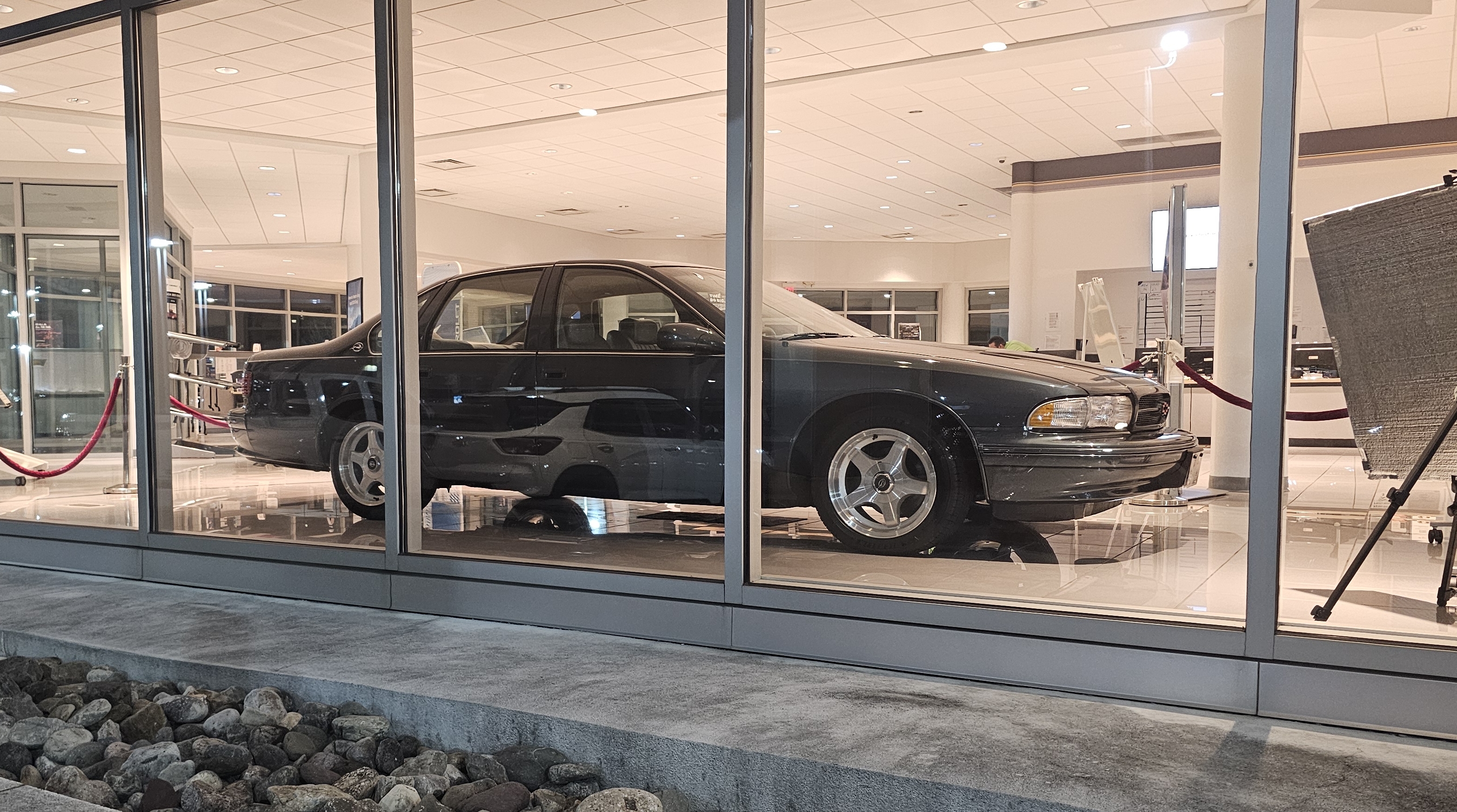 1996-dggm-southern-showroom